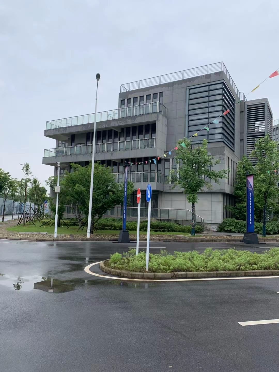 113248829.jpg 4cf90cbe304a43c99317748973b0fbcb.jpg